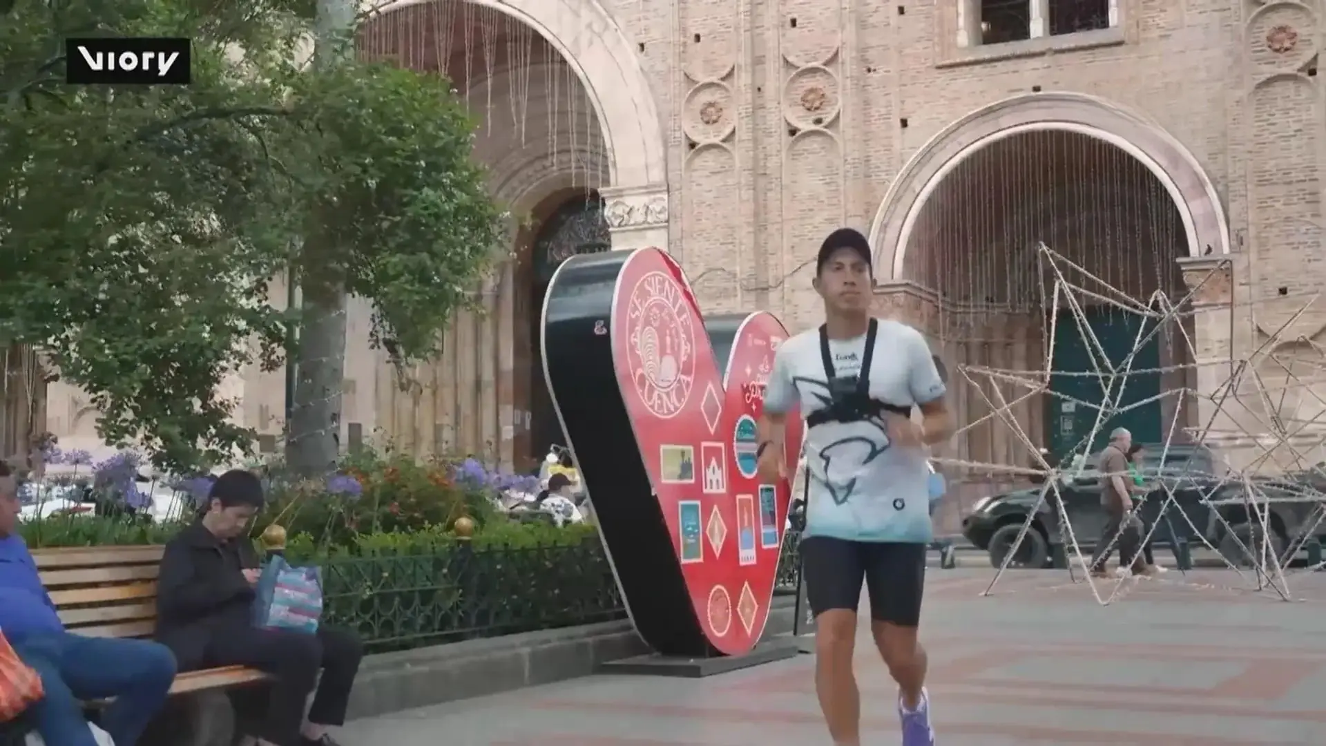 Vận động viên chạy xuyên Nam Mỹ gây quỹ xây trường học